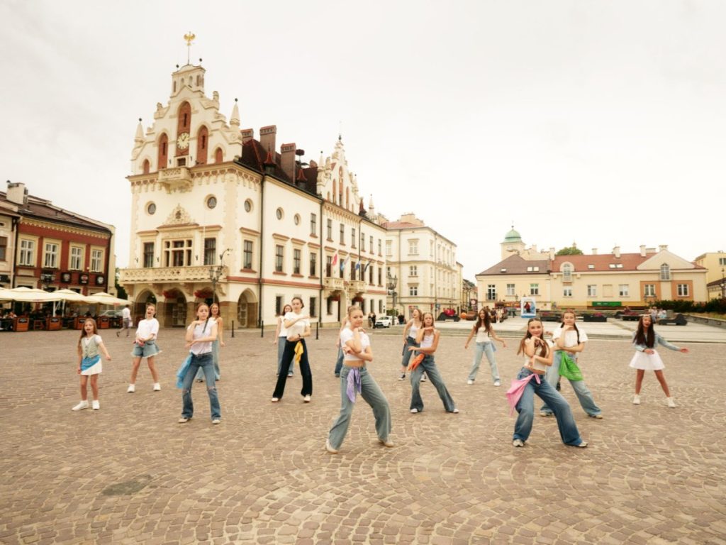 Premiera nowego teledysku Rzeszowskiego Domu Kultury nagranego do autorskiego utworu „Poza mapą” - 2026 - Koncerty w Rzeszowie Poza Mapą teledysk